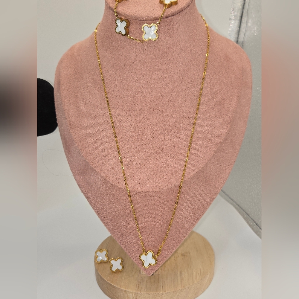 Elegant  White Clover Fashion Jewelry Set